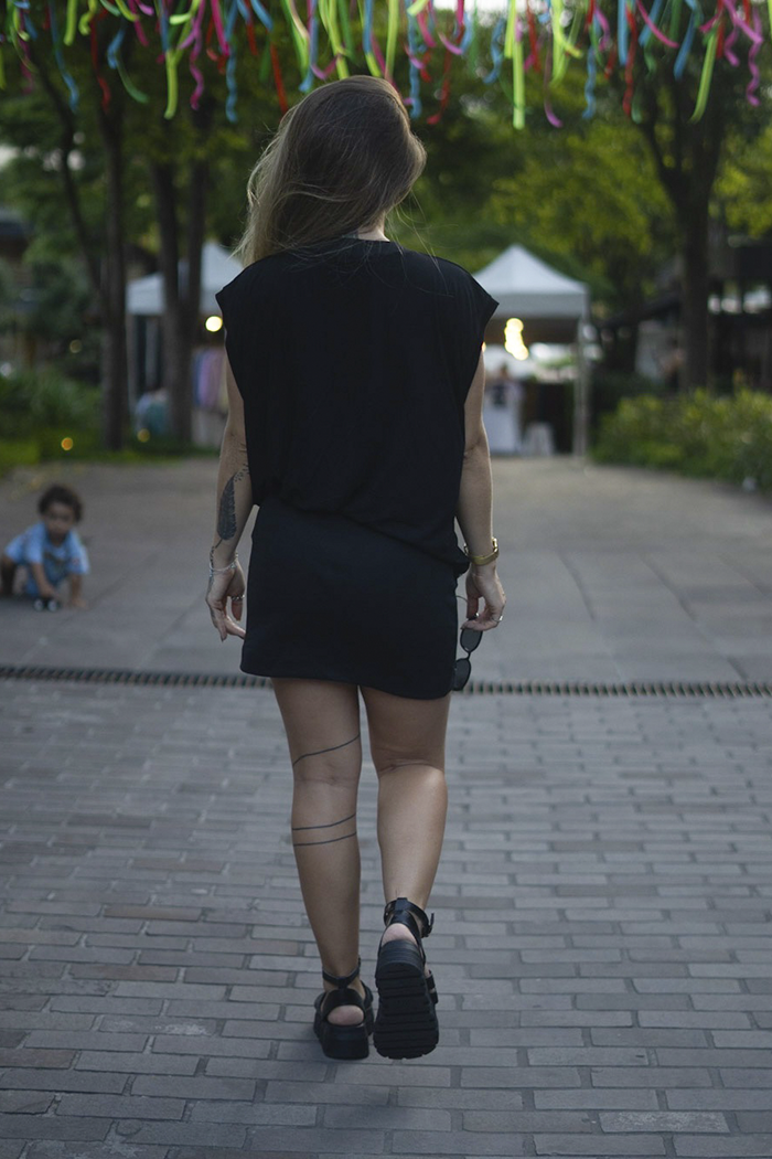 Conjunto Oversized Preto + Mini Saia Canelada Preta