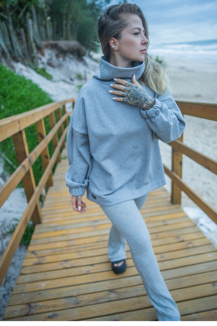 Conjunto Moletom Gola Alta + Flare Canelada Cinza