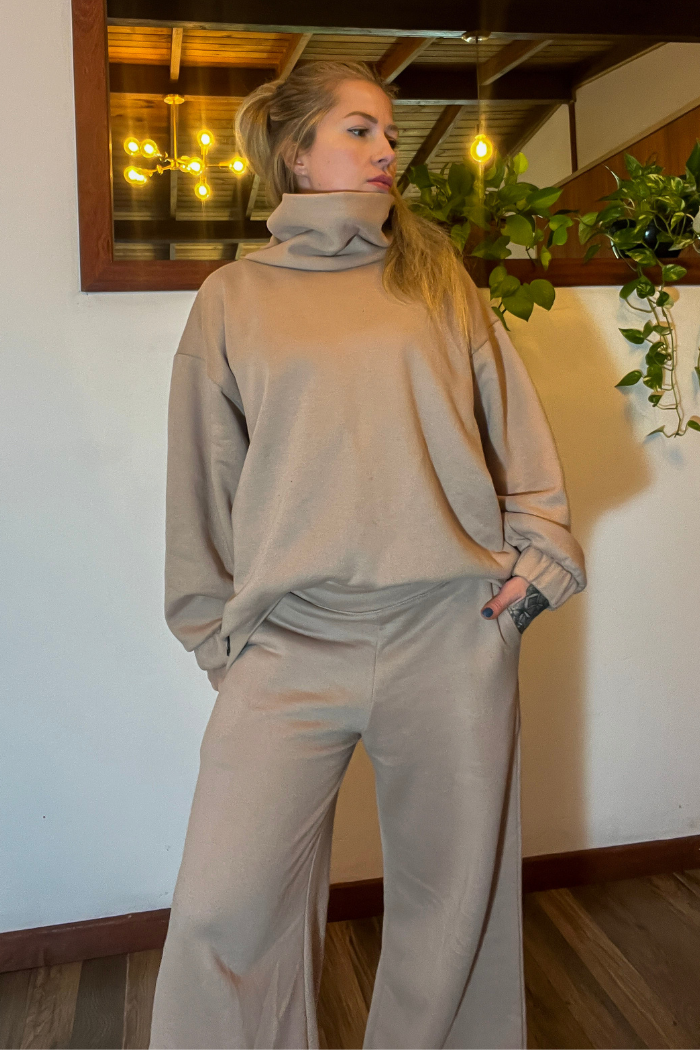 Conjunto Moletom Gola alta + Pantalona nude