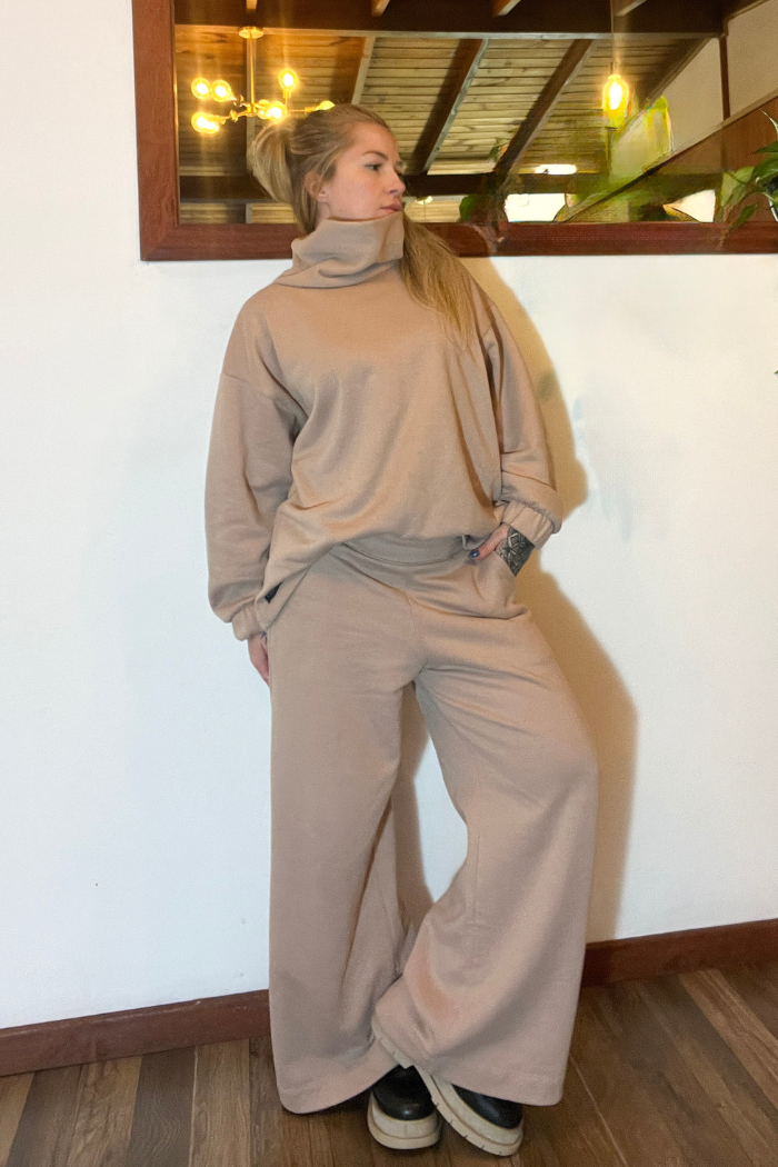 Conjunto Moletom Gola alta + Pantalona nude
