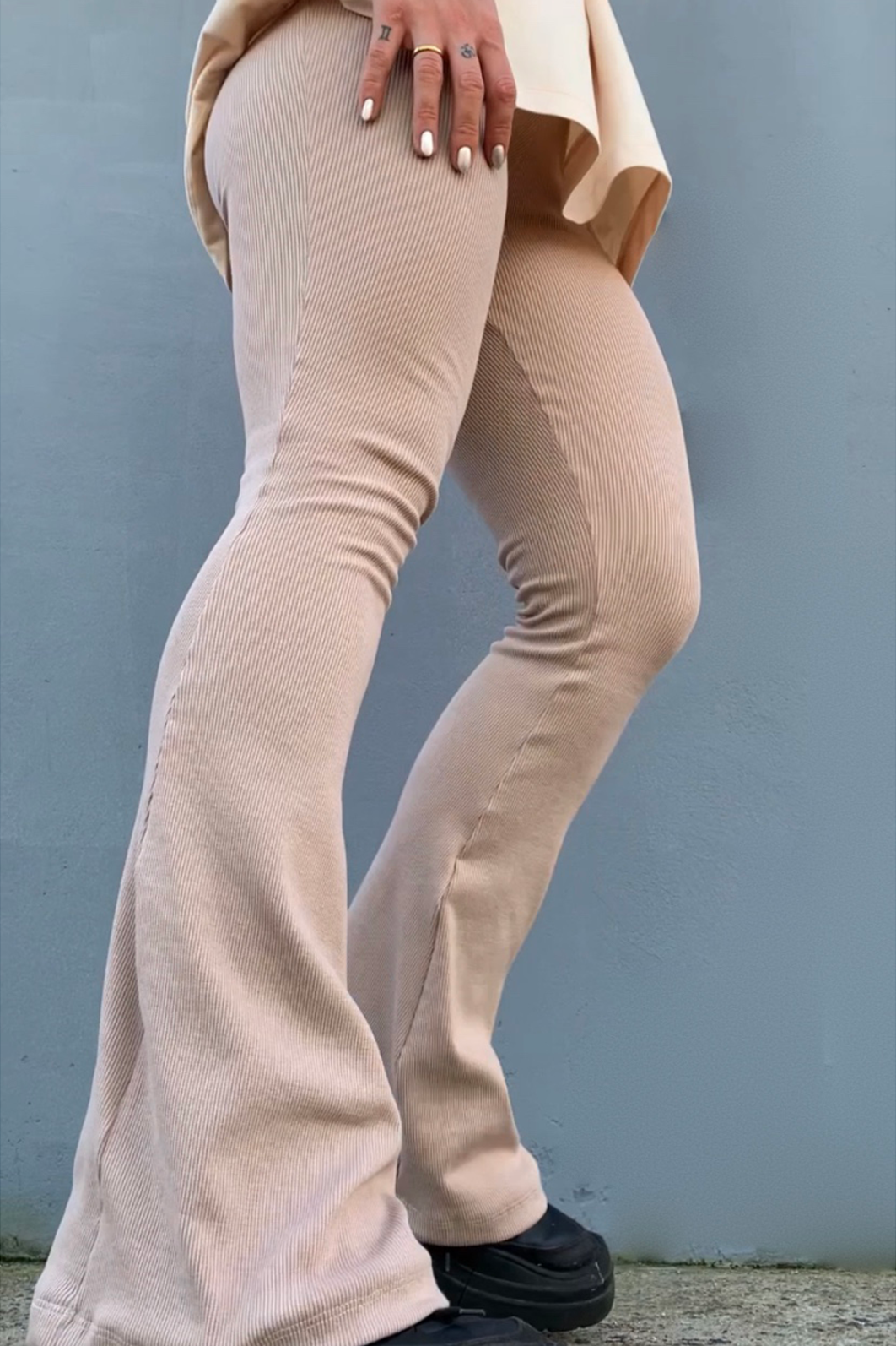 Calça Flare Canelada Nude