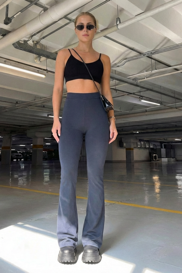 Calça Flare Canelada Preta