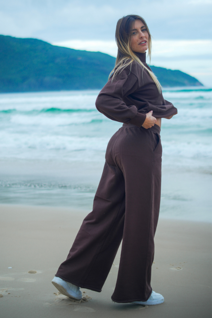 Conjunto Calça Pantalona com Cropped moletom Marrom