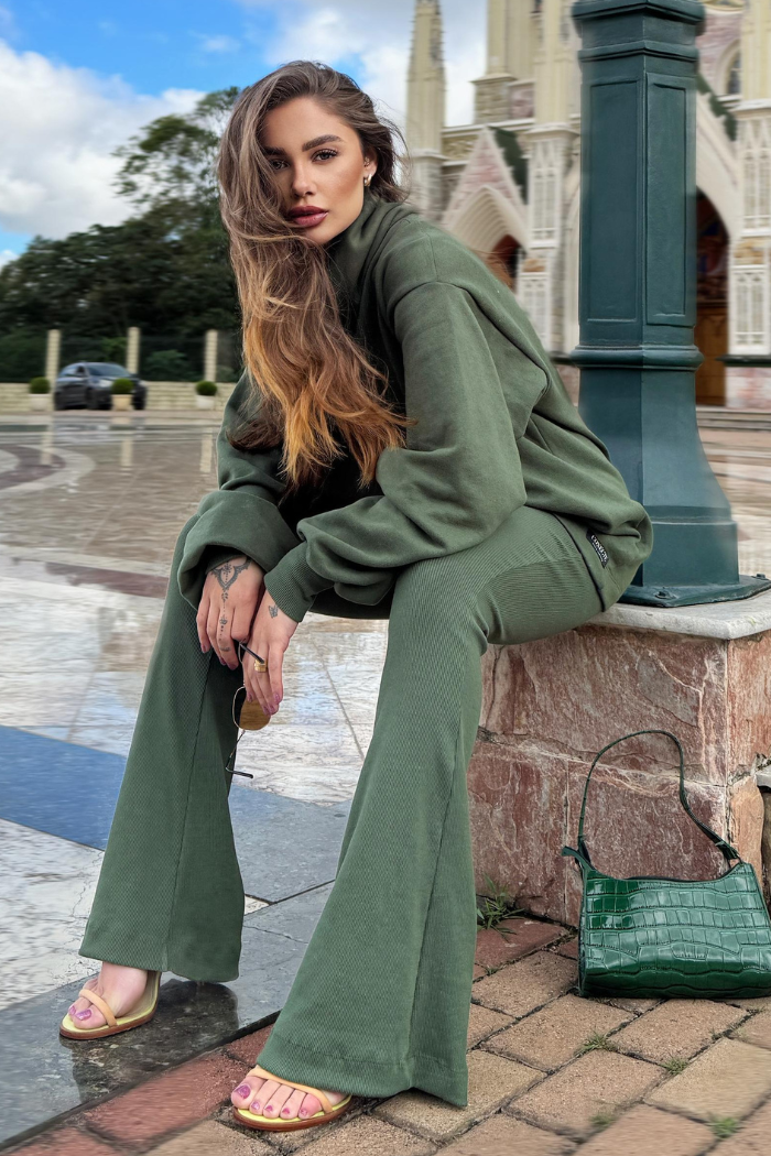 Conjunto Moletom Gola Alta + Flare Canelada Militar